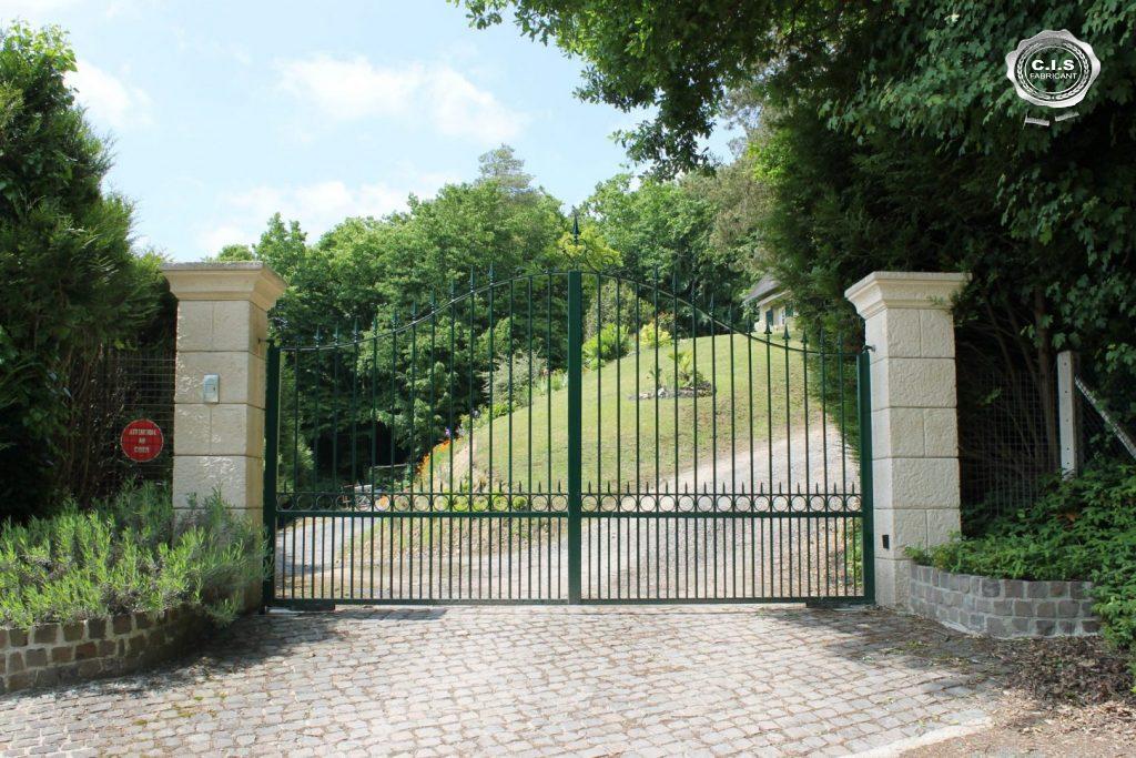 Portail classique ajouré vert émeraude situé à Romilly-sur-Andelle