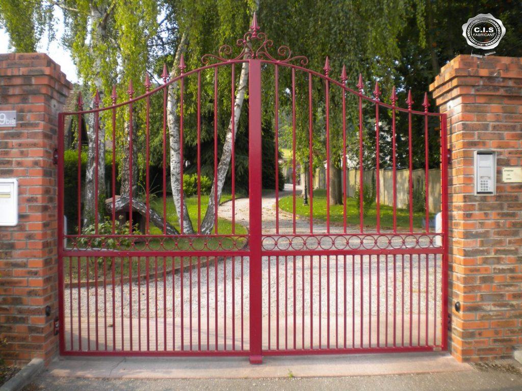 Portail classique ajouré rouge rubis situé à Alizay (27460) Eure Normandie