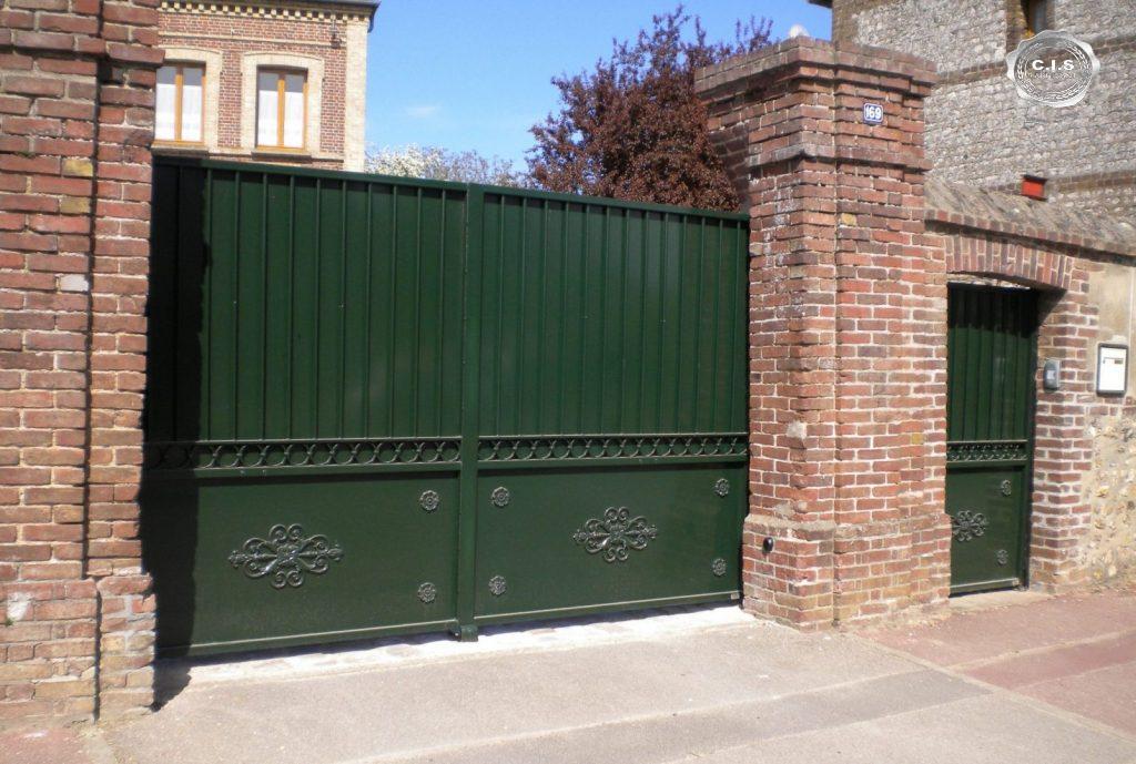 Portail classique plein vert bouteille situé à Alizay (27460) Eure Normandie