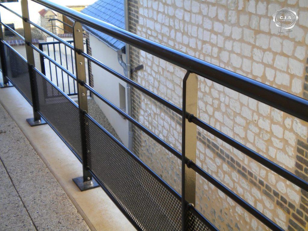 Garde corps / main courante noir situé à la Mairie des Damps (27340) - Eure Normandie