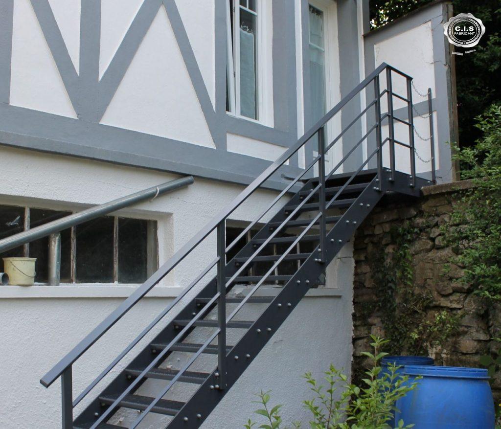 Escalier gris anthracite situé à Mont-Saint-Aignan