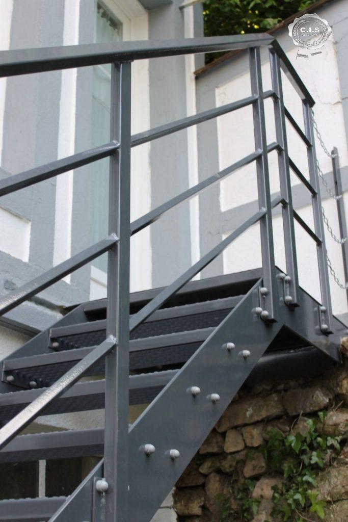 Escalier gris anthracite situé à Mont-Saint-Aignan