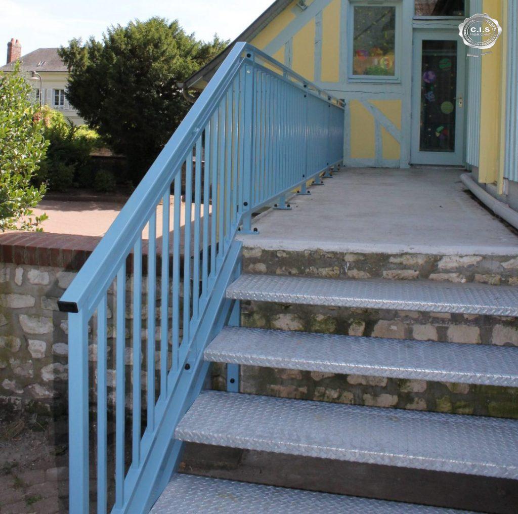 Garde corps / main courante bleu ciel situé à la Mairie d'Alizay (27460) Eure Normandie
